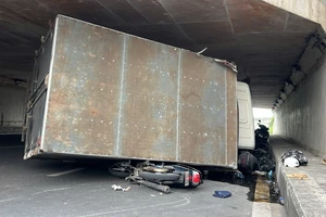 Xe tải va cầu vượt, lật đè 2 xe máy ở TP Thủ Đức