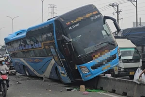 Xe giường nằm leo dải phân cách ở Bình Tân, giao thông ùn ứ