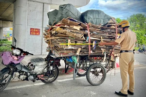 TP.HCM: Xử phạt hàng loạt chủ xe độ, chế, chở hàng cồng kềnh 