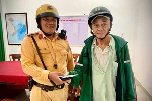 CSGT Hàng Xanh liên hệ trả lại ví cho người đánh rơi