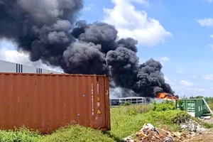 Cháy lớn trong khu công nghiệp Tân Phú Trung, cột khói bốc cao hàng chục mét