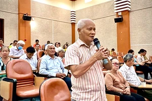 Cử tri quận Tân Phú: Giải pháp nào cho người dân khi mua nhầm hàng nhái, hàng giả?