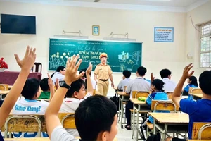 CSGT Đa Phước hướng dẫn học sinh kỹ năng, xử lý tình huống khi tham gia giao thông 