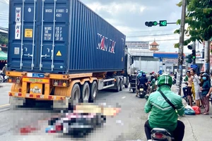 Phường Dĩ An, TP.HCM: Va chạm với xe container chạy cùng chiều, 1 phụ nữ tử vong 