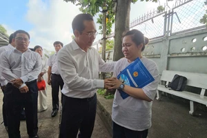 Chủ tịch TP.HCM thăm hỏi, chỉ đạo khắc phục vụ cháy cư xá Độc Lập khiến 8 người tử vong