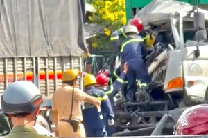 TP.HCM: Xe rác tông đuôi xe tải trên Tỉnh lộ 8, một người tử vong