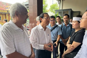 Bí thư Thành ủy TP.HCM viếng các nạn nhân vụ cháy cư xá Độc Lập