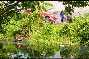 TP.HCM: Cháy lớn bãi phế liệu, cảnh sát ngâm mình dưới kênh dập lửa