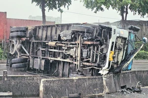 TP.HCM: Xe tải và xe ben liên tiếp tông vào dải phân cách trên đường Đỗ Mười, giao thông ùn ứ