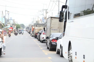 Né kẹt xe cao tốc, tài xế đổ về phà Cát Lái vẫn không thoát khỏi ùn ứ