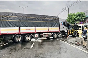 TP.HCM: Xe tải nặng tông dải phân cách, đường Lê Đức Anh kẹt cứng nhiều giờ