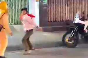 Công an xử lý nhóm người đàn ông cầm ghế tấn công CSGT khi bị đo nồng độ cồn