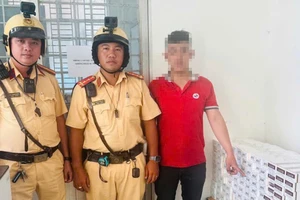CSGT bắt quả tang nam thanh niên chở hơn 1.000 gói thuốc lá lậu 