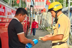 TP.HCM: Đón trả khách sai quy định, nhiều xe khách bị phạt trên đường Đỗ Mười