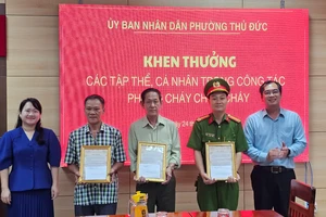 Kịp thời hô hoán, dập đám cháy ở chợ Thủ Đức, 2 người dân được khen thưởng