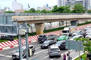 TP.HCM: Ô tô nổ lốp va chạm liên hoàn trên đường Võ Văn Kiệt