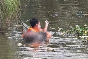 Cảnh sát tìm thấy thi thể tài xế bị nước cuốn vào cống 