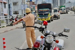 Nhiều xe chết máy trên cầu Phú Mỹ do hết nhiên liệu, gây ùn tắc kéo dài