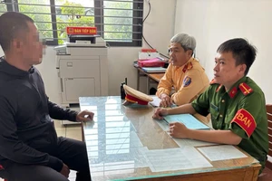 TP.HCM: CSGT xác minh vụ nam thanh niên dùng thanh sắt đập vỡ kính xe tải trên đường 