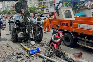TP.HCM: Xe bán tải tông trụ điện, 2 người nguy kịch