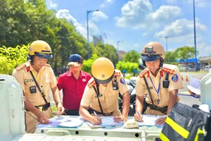 Khách ngồi trên ô tô không thắt dây đai an toàn, nhiều tài xế bị phạt