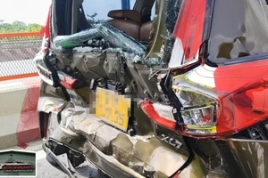 Tai nạn liên hoàn giữa 5 ô tô trên cầu Rạch Chiếc 