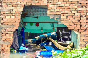 Phường Tam Bình, TP.HCM: Sau cơn mưa lớn tường nhà đổ sập, nước vẫn còn sau 1 đêm