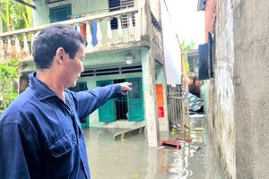 VIDEO: Phòng trọ sập vì mưa lớn, người đàn ông thoát hiểm thần kỳ