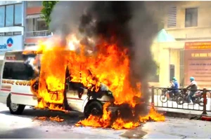 Cảnh sát PCCC TP.HCM dập đám cháy ô tô 16 chỗ trên đường Phan Đăng Lưu