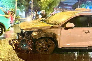 TP.HCM: Cháy ô tô 7 chỗ khi trời đang mưa gần cầu vượt Gò Dưa