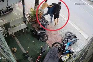 Người dân vây bắt kẻ giả khách mua vàng rồi cướp giật lắc tay bỏ chạy