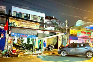 TP.HCM: Ô tô tông sập 2 nhà dân, 2 người bị thương nặng trên đường Tỉnh lộ 43