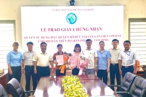 Sau sáp nhập, UBND phường Tam Bình - TP.HCM trao sổ hồng đầu tiên cho người dân 