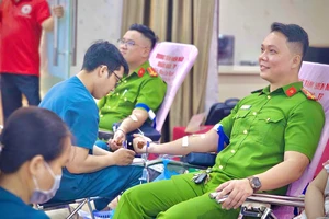 Công an phường Tân Sơn Hòa hiến máu tình nguyện trong Ngày hội Toàn dân bảo vệ an ninh Tổ quốc 
