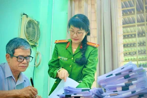  TP.HCM: Lập tổ 'áo xanh lăn bánh' đến tận nhà để cấp đổi thẻ đảng viên