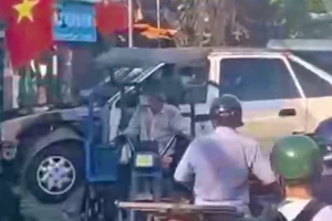 TP.HCM: Chạy xe ba gác chở vỏ ô tô cồng kềnh bị phạt 10 triệu, tịch thu xe