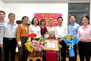 Lãnh đạo Thành ủy TP.HCM trao Huy hiệu 80 năm tuổi Đảng cho cụ bà Trần Thị Quất