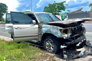 Ô tô 7 chỗ bị cháy rụi phần đầu trong khu công nghệ cao TP.HCM