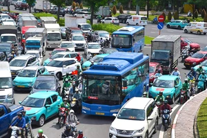 Ùn ứ kéo dài nhiều km trên đường Phạm Văn Đồng, xe nhích từng mét