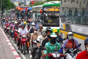 CSGT túc trực điều tiết giao thông, phát nước hỗ trợ người dân về nghỉ Lễ