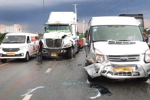 TP.HCM: Va chạm liên hoàn trên cầu Phú Hữu, giao thông ùn ứ