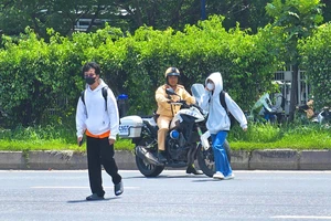 Nhiều sinh viên bị xử phạt do leo qua dải phân cách băng qua đường