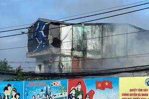 Cháy kho vỏ lốp xe, cột khói bốc cao hàng chục mét ở phường Tam Bình 