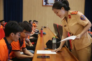 Qua đường sai nơi quy định: Mối nguy trước cổng trường đại học