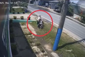 Một phụ nữ tông trụ điện tử vong khi đang trên đường đến bệnh viện