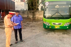Xử phạt tài xế xe buýt chạy lên vỉa hè trên đường Nguyễn Văn Bứa