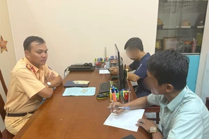 CSGT mời làm việc 2 tài xế liên quan clip xe tải chèn ép ô tô con giữa đường