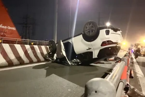 TP.HCM: Ô tô lật ngửa sau va chạm trên cầu Bình Lợi