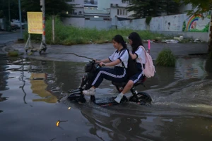 Triều cường dâng cao, nhiều hộ dân ở TP.HCM ngập nặng