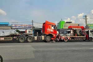 Xe đầu kéo chở sắt gặp sự cố, giao thông trên đường Lê Đức Anh ùn tắc nhiều giờ